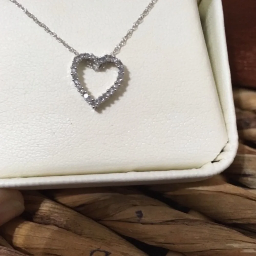 🆕 Macy’s Bridged Diamond 18” Necklace! 14K White Gold! 💥 - Picture 6 of 11